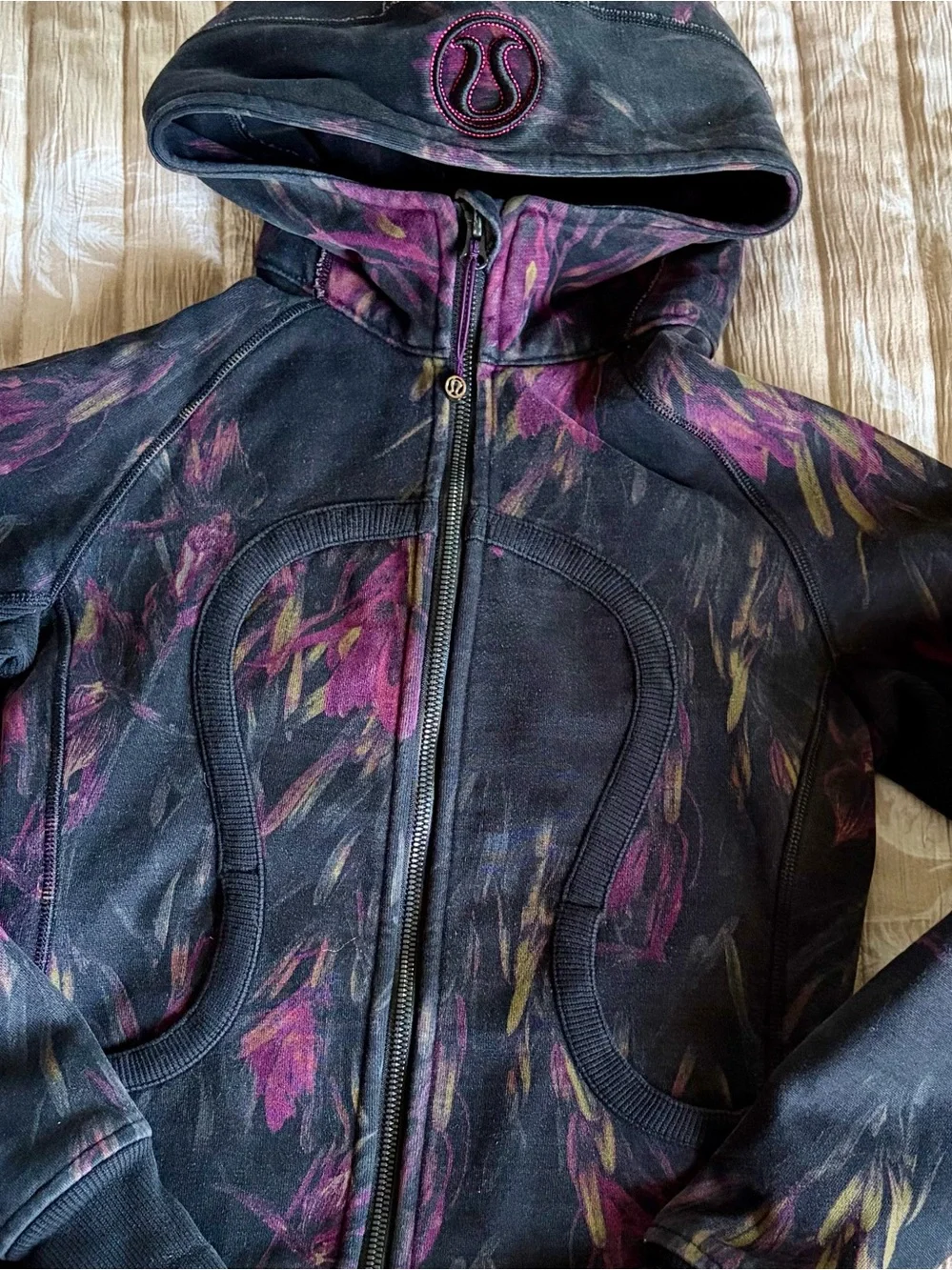 Lululemon Midnight Iris Floral Scuba Hoodie Sz 2/4 HTF Yoga Running Thumb Holes - Picture 7 of 10